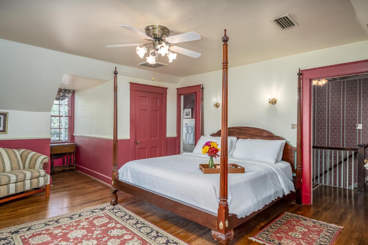 Cedars Of Williamsburg Bed & Breakfast Exterior photo