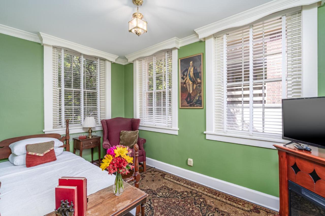Cedars Of Williamsburg Bed & Breakfast Exterior photo