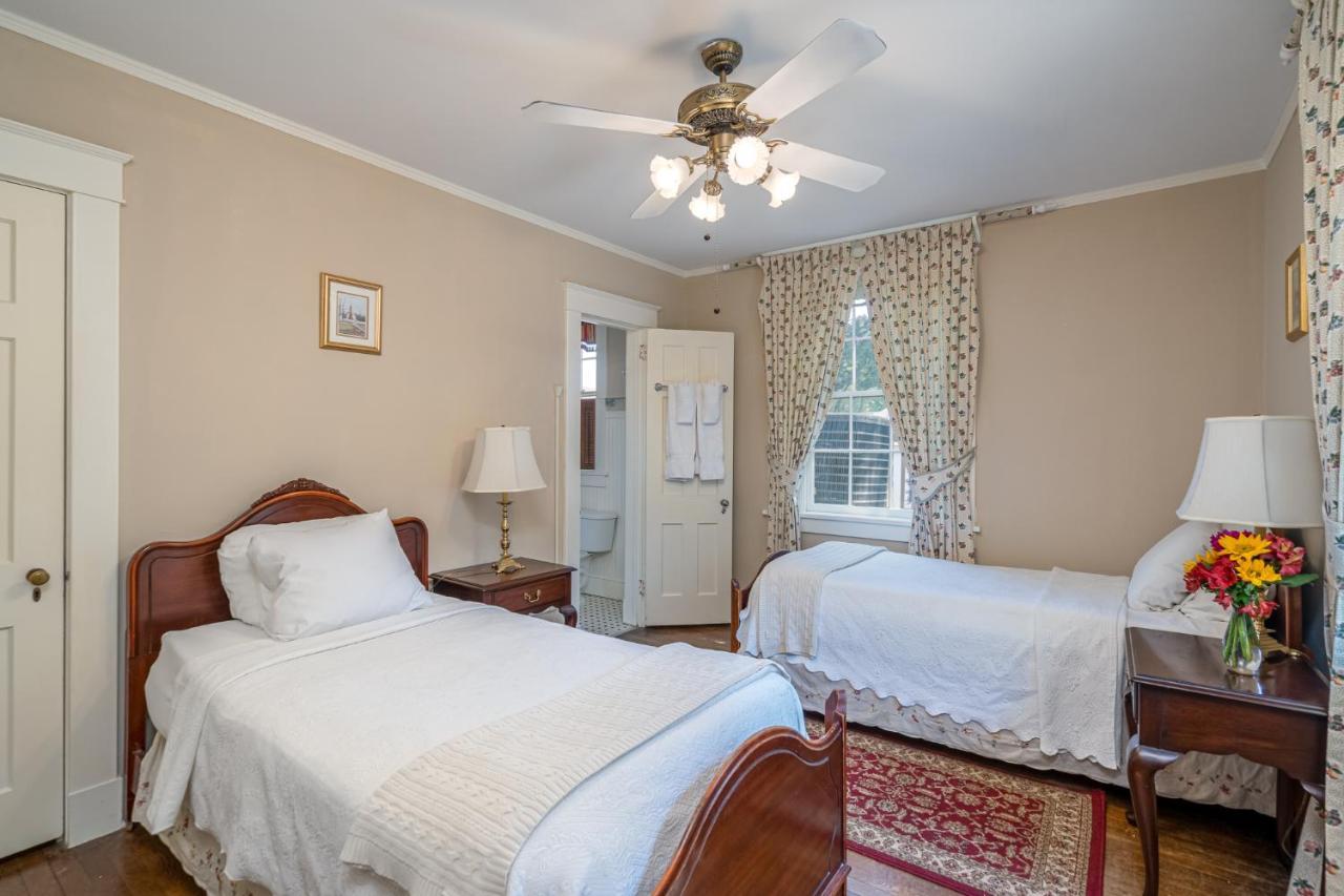 Cedars Of Williamsburg Bed & Breakfast Exterior photo