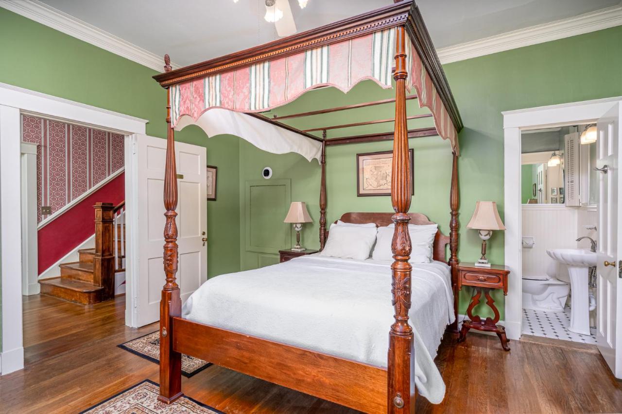 Cedars Of Williamsburg Bed & Breakfast Exterior photo