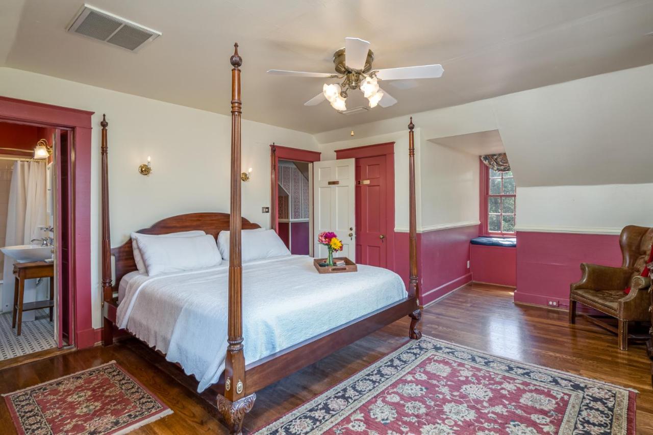 Cedars Of Williamsburg Bed & Breakfast Exterior photo