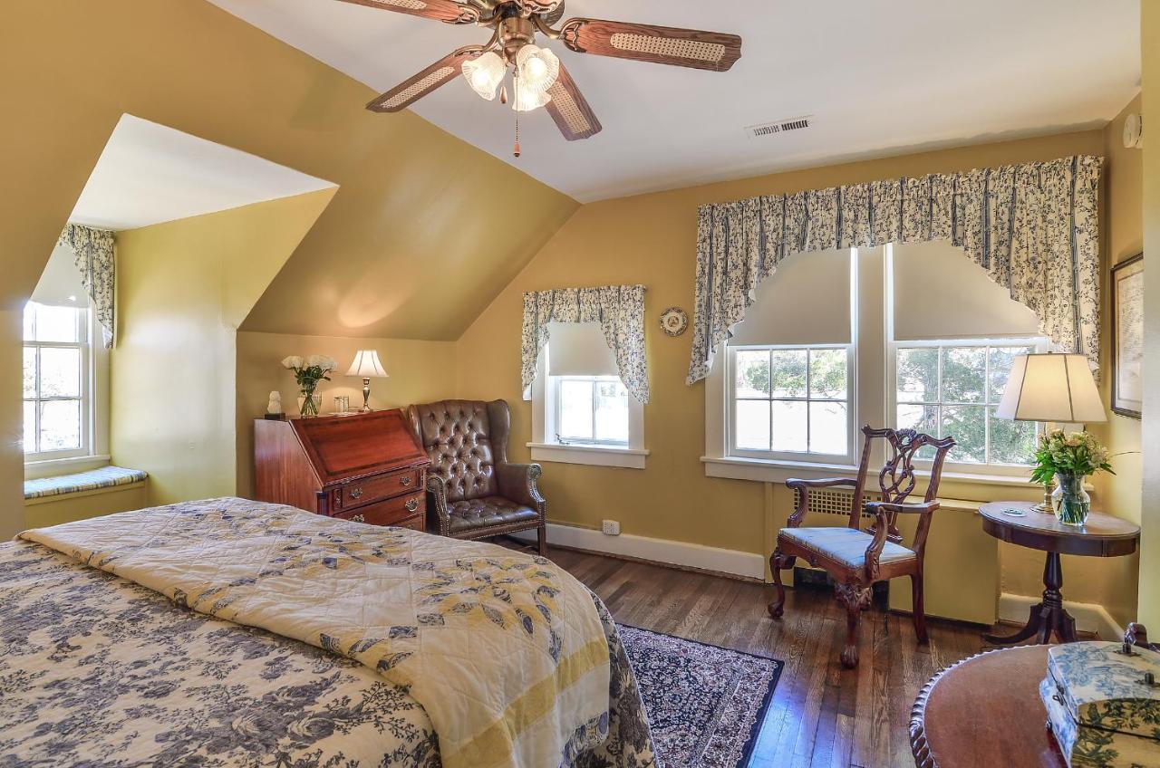 Cedars Of Williamsburg Bed & Breakfast Exterior photo